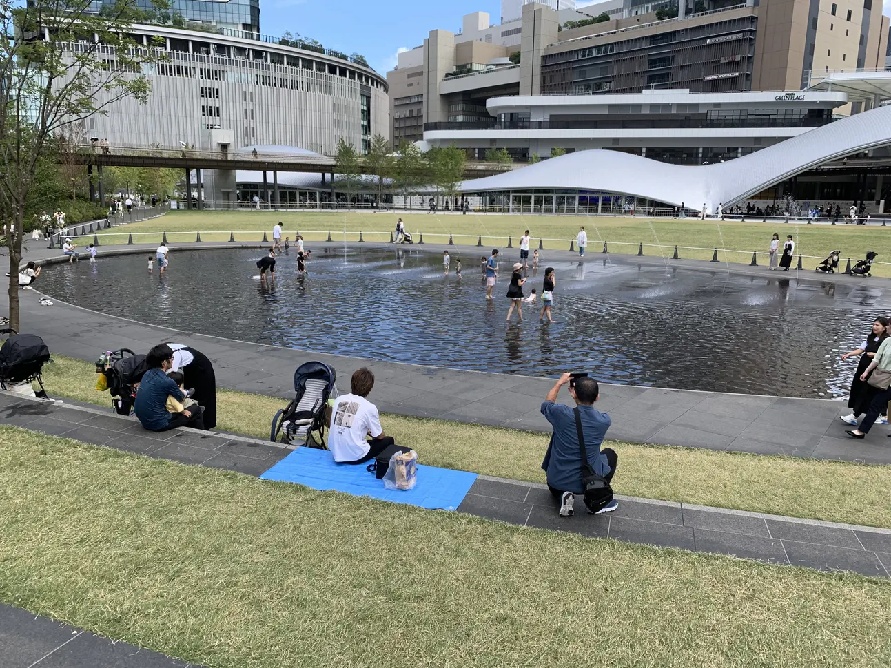 水場で遊ぶ子どもたち