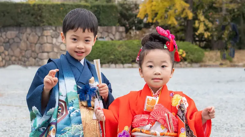 七五三の着物姿で並んで笑うきょうだい