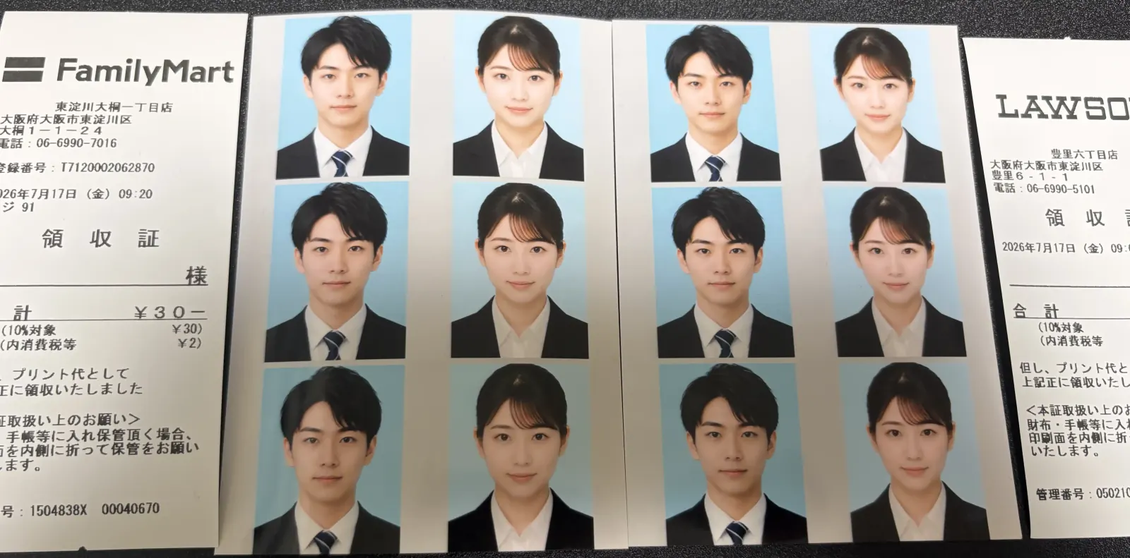 ファミリーマートとローソンで印刷した証明写真L判の比較。30円のレシート付き