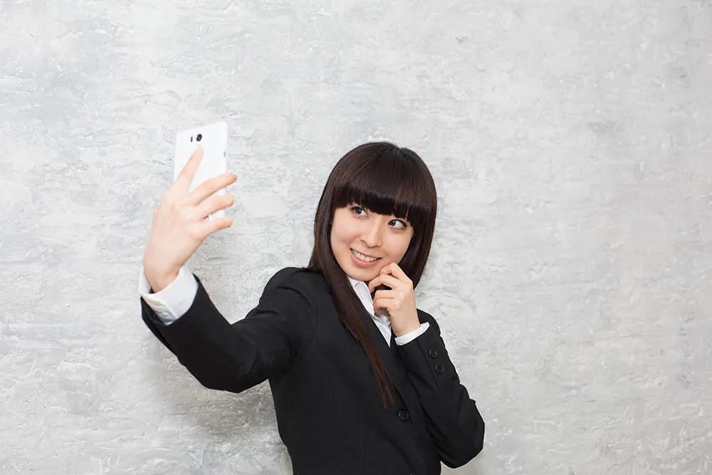 スマホで顔写真を撮影する様子