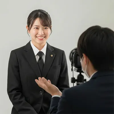 証明写真を撮影する女性 - 大阪の写真館スタジオアージュ
