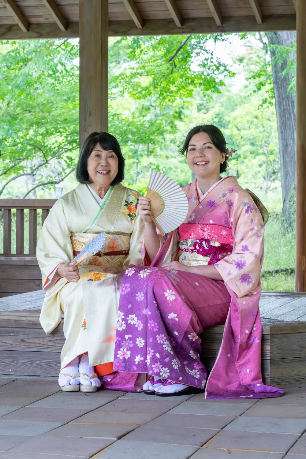 藤田邸跡公園の東屋で撮影した着物姿の親子
