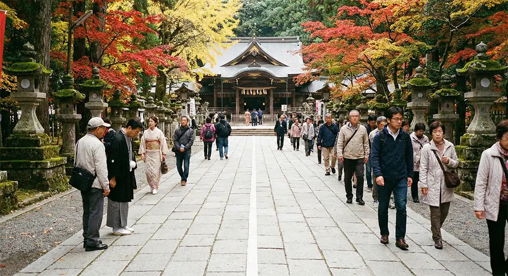 正中（御神殿の中心線上）をさけて進むこと