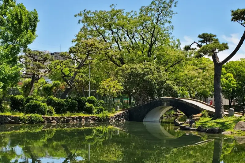大阪市の住吉公園にある池と石橋の風景