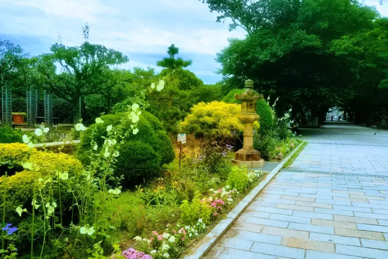 大阪市住之江区の住吉公園にある季節の草花と石畳の園路