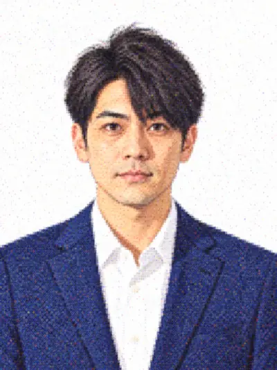 画像が粗くぼやけてノイズのある低品質な印刷の証明写真の例