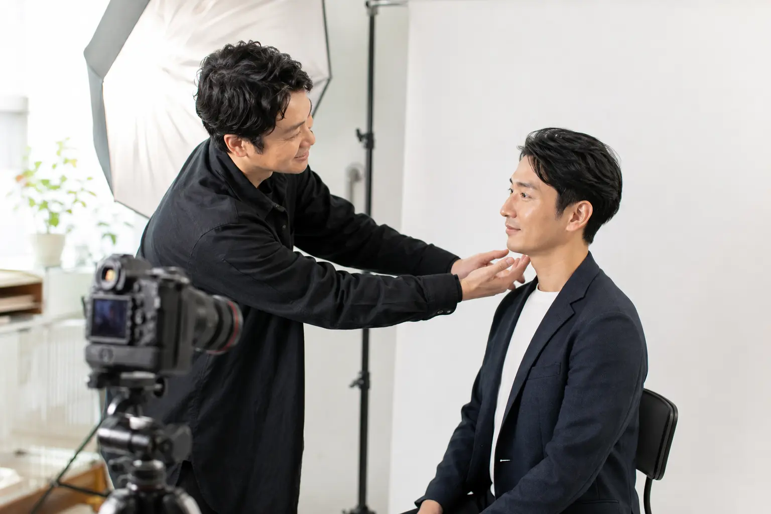 カメラマンに声をかけてもらいながらプロフィール写真を撮影する社会人