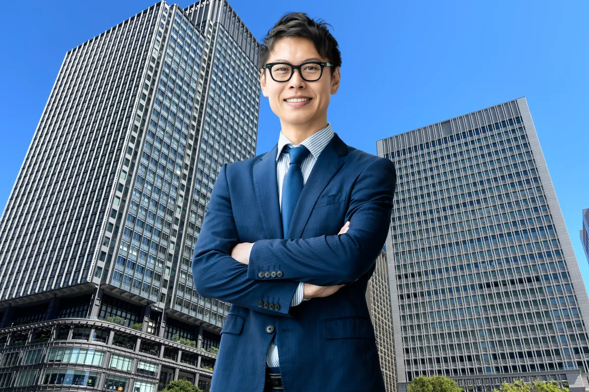 透過したプロフィール写真をオフィス街の背景に合成した仕上がり例