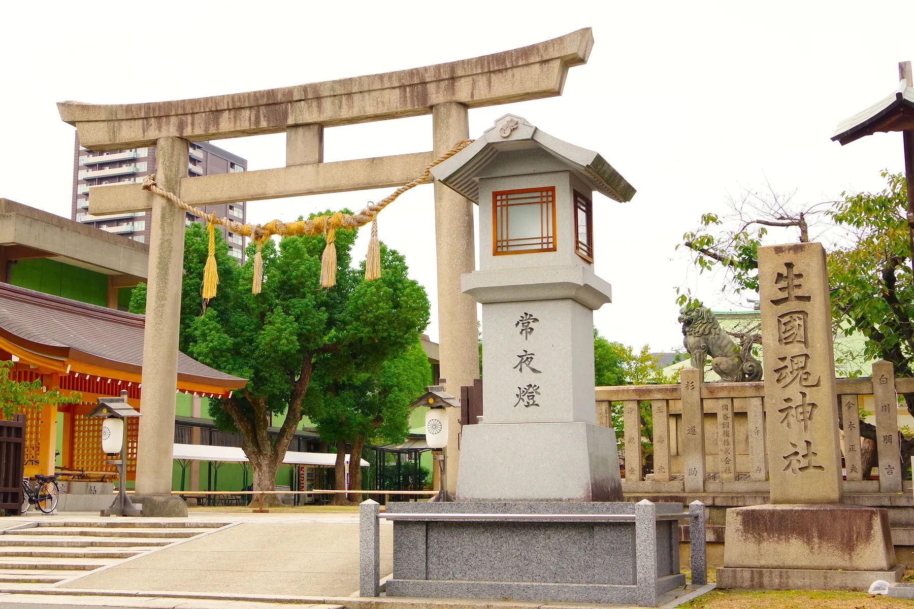 大阪市天王寺区の生國魂神社の鳥居と常夜燈