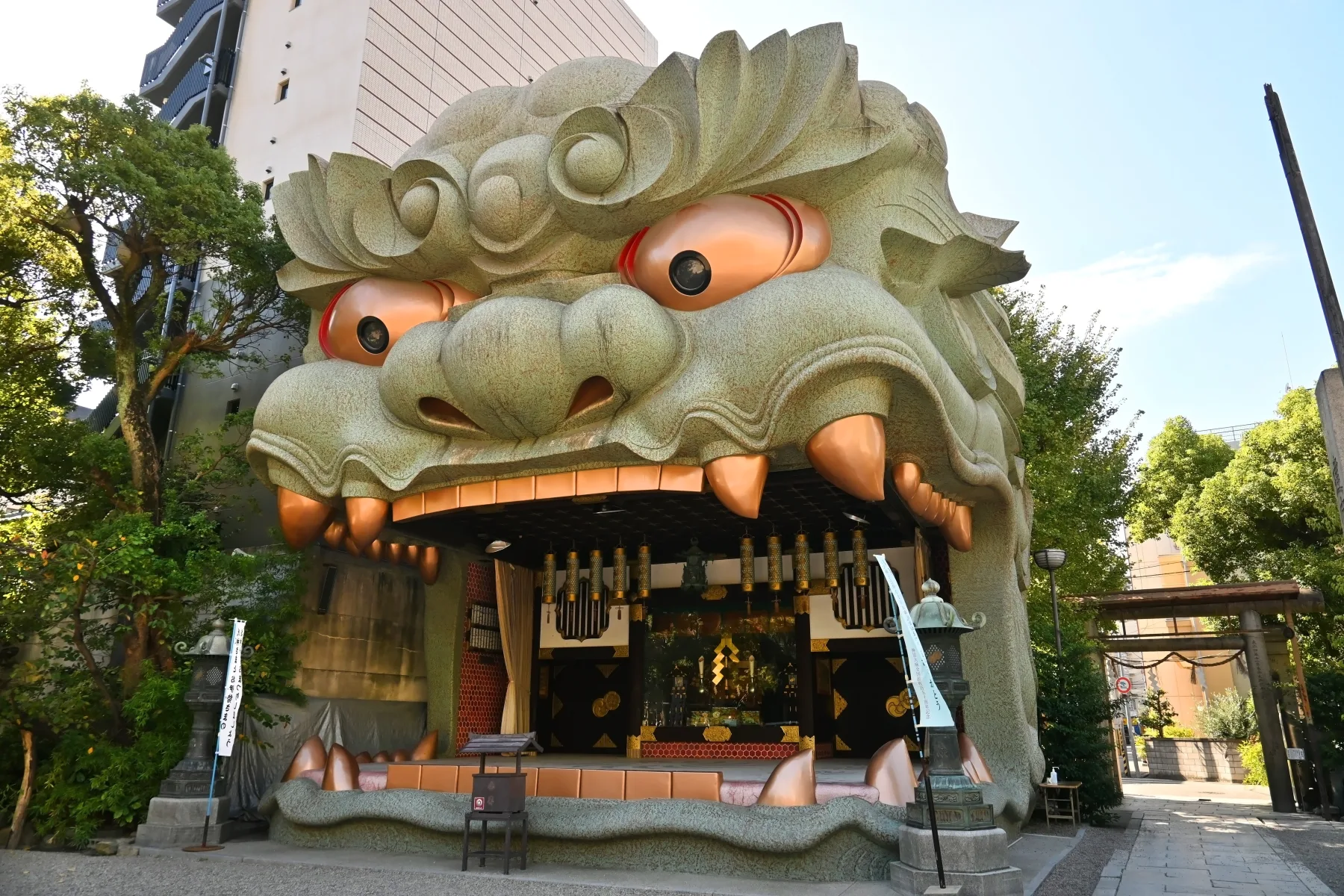 難波八阪神社の大きな獅子殿