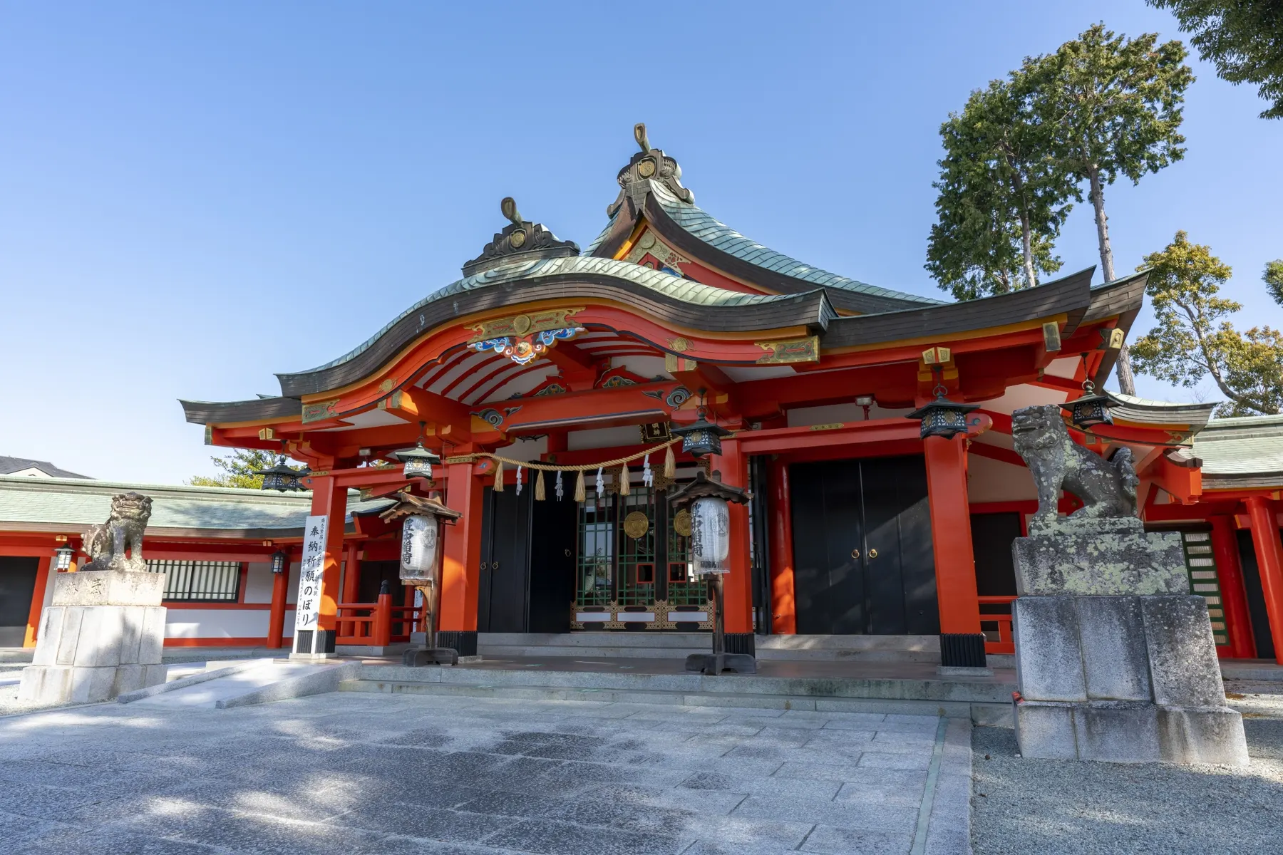 大阪府豊中市の豊中稲荷神社の境内と社殿