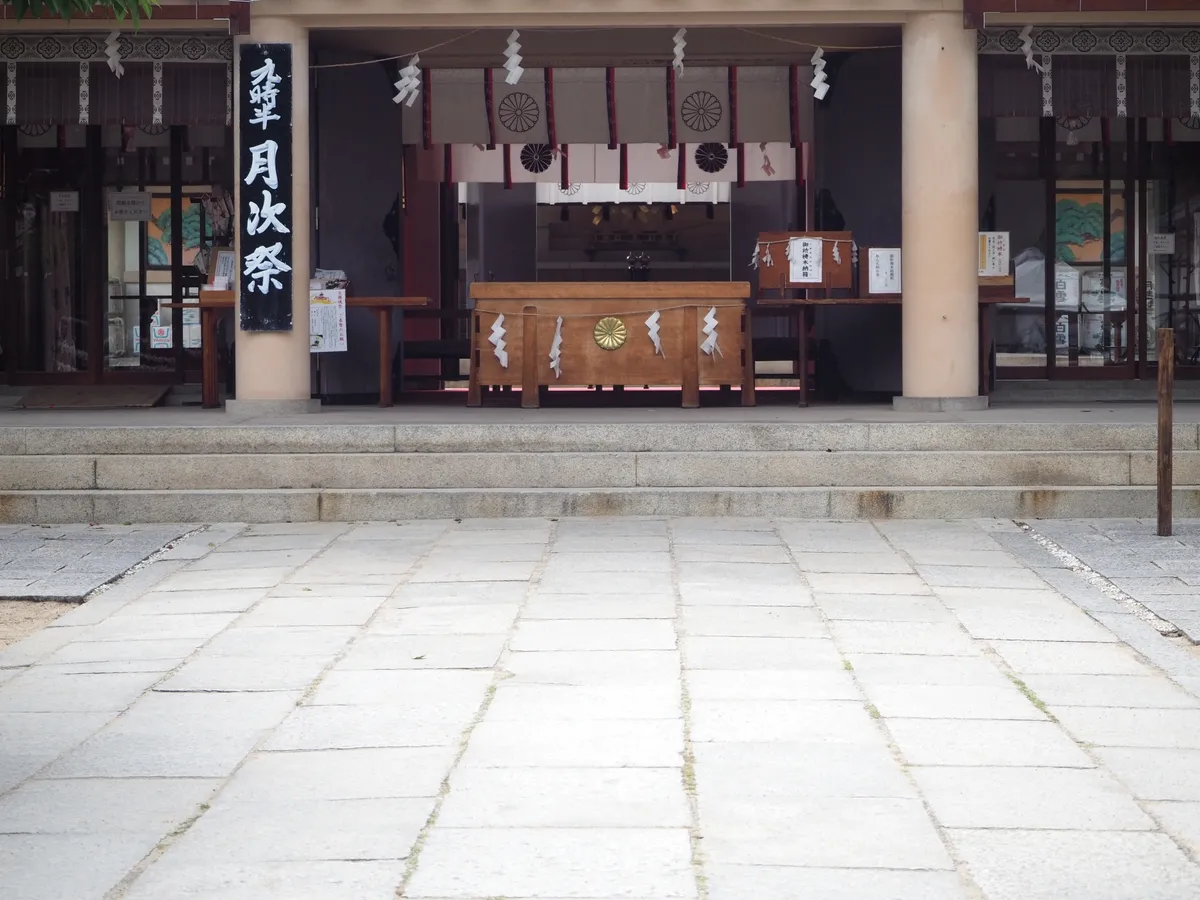 生國魂神社の赤い鳥居と参道