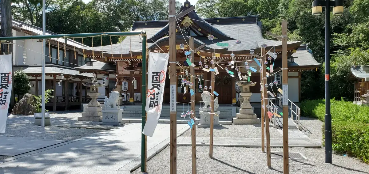 風鈴が飾られた伊和志津神社の境内
