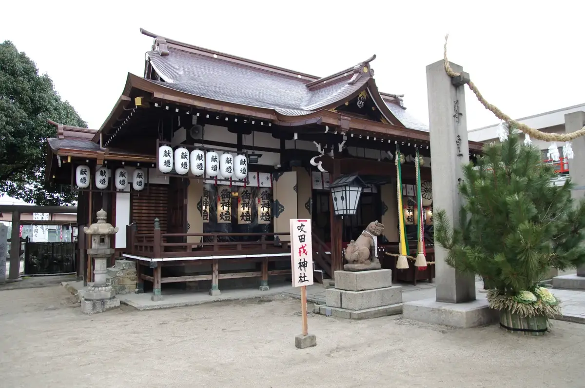 泉殿宮の境内と社殿