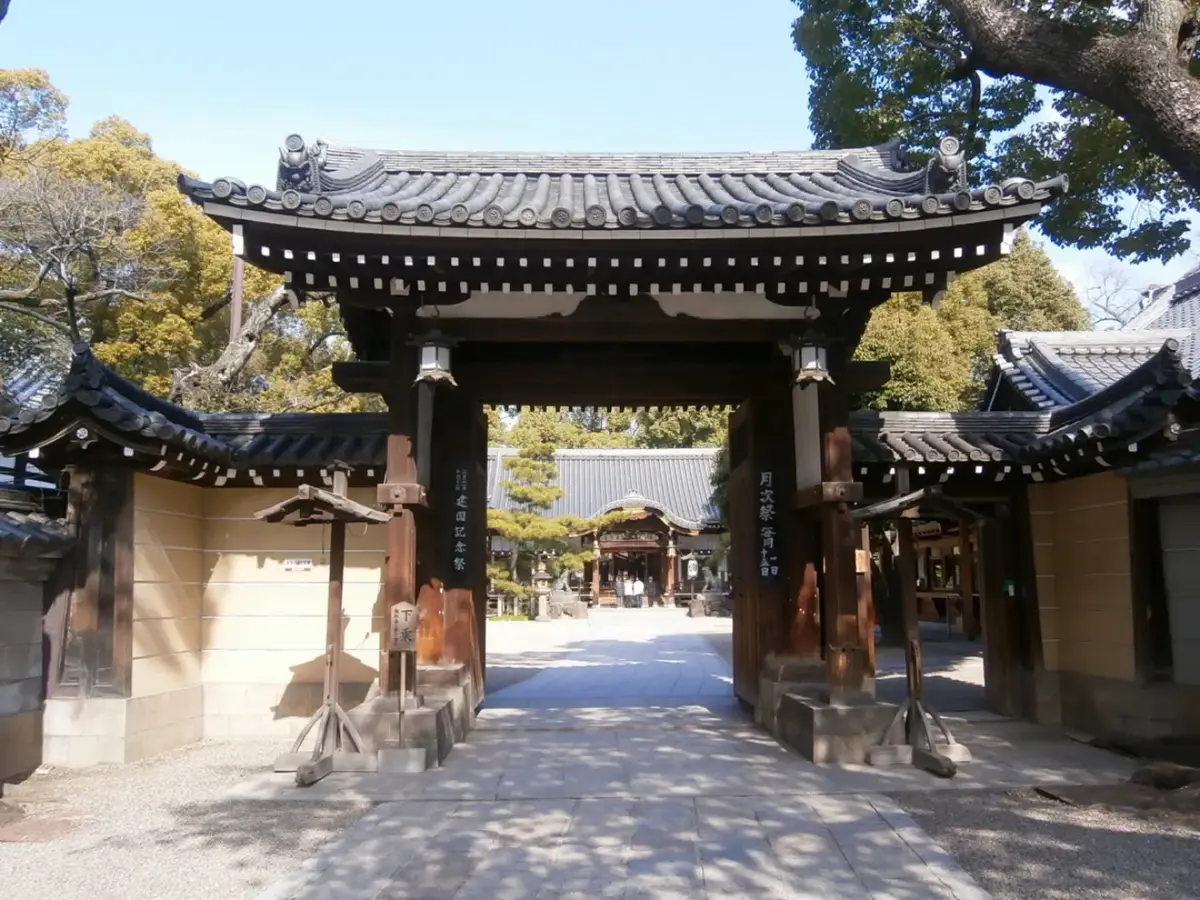 杭全神社の緑に囲まれた参道