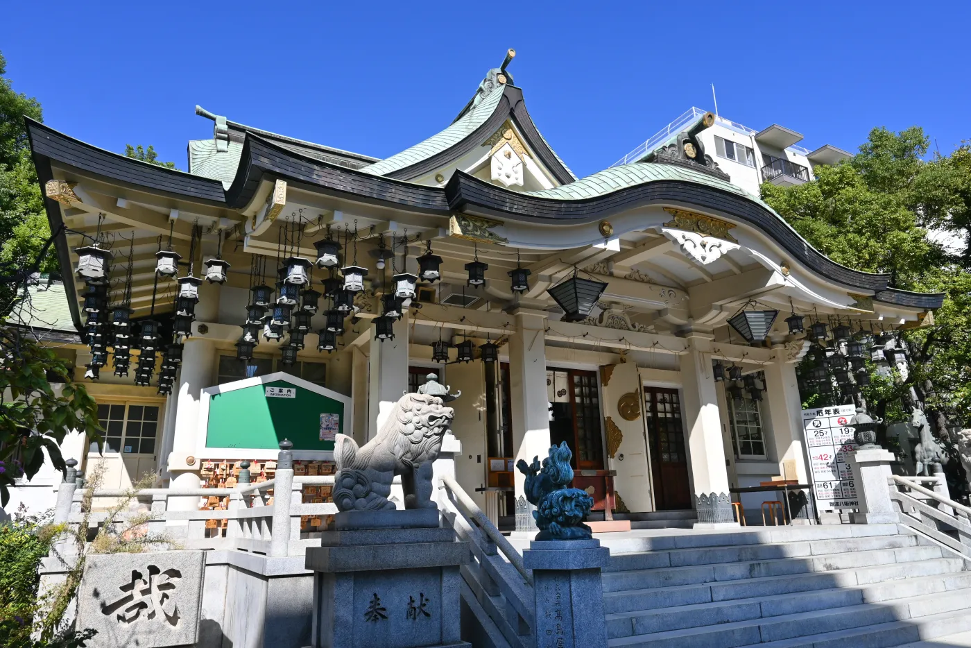 青空の下に建つ難波八阪神社の拝殿