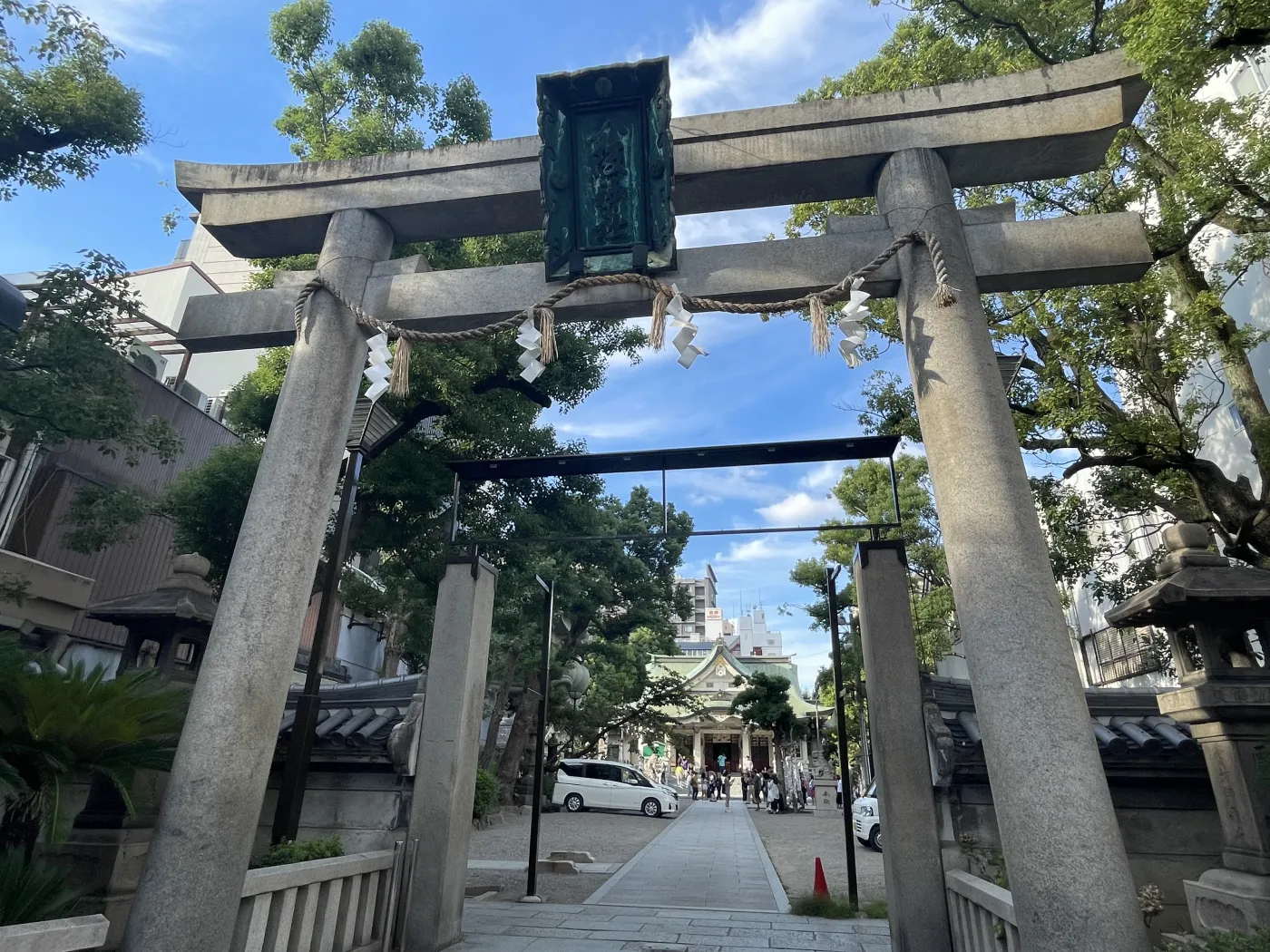 難波八阪神社の鳥居と参道、その奥に見える拝殿