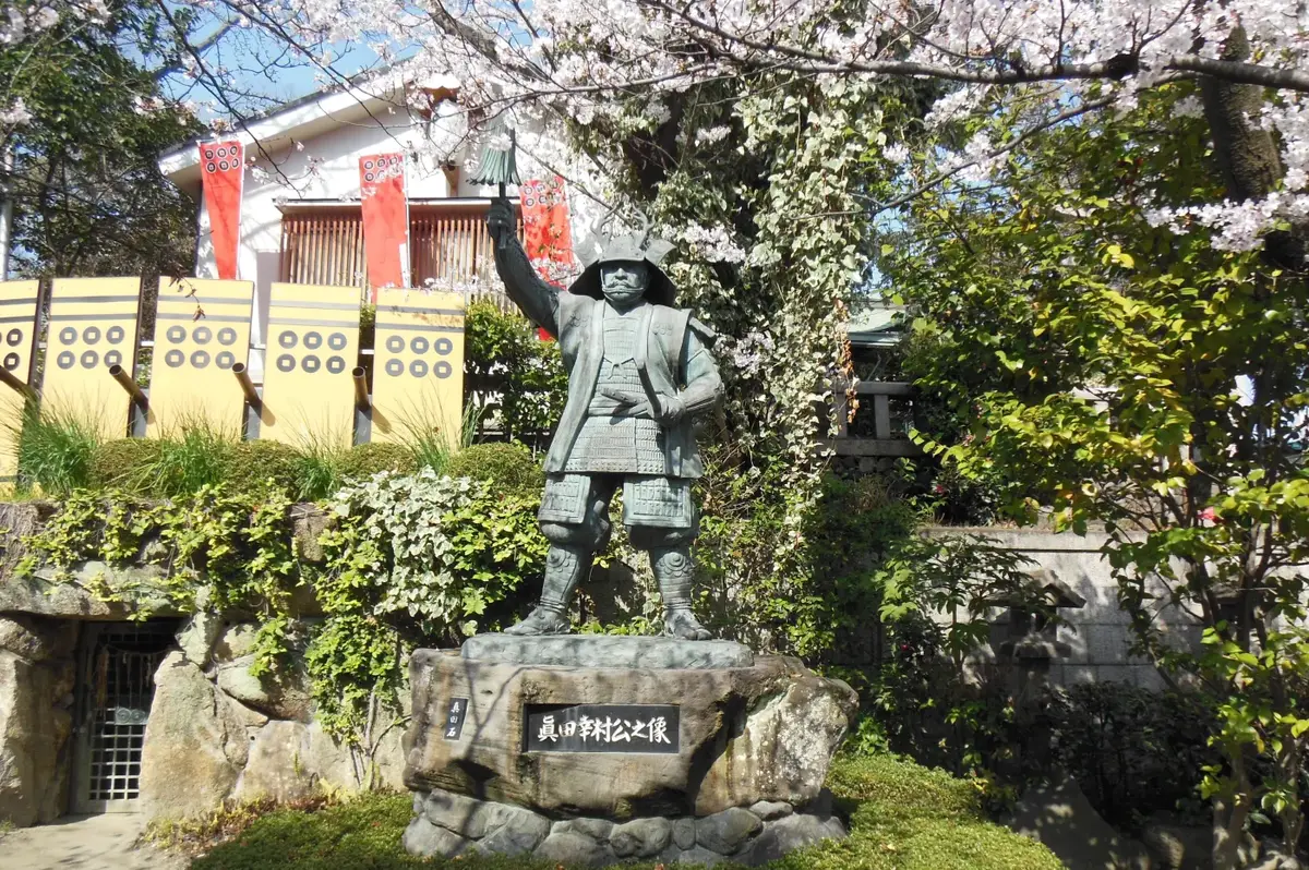 三光神社の真田幸村像と真田の抜け穴
